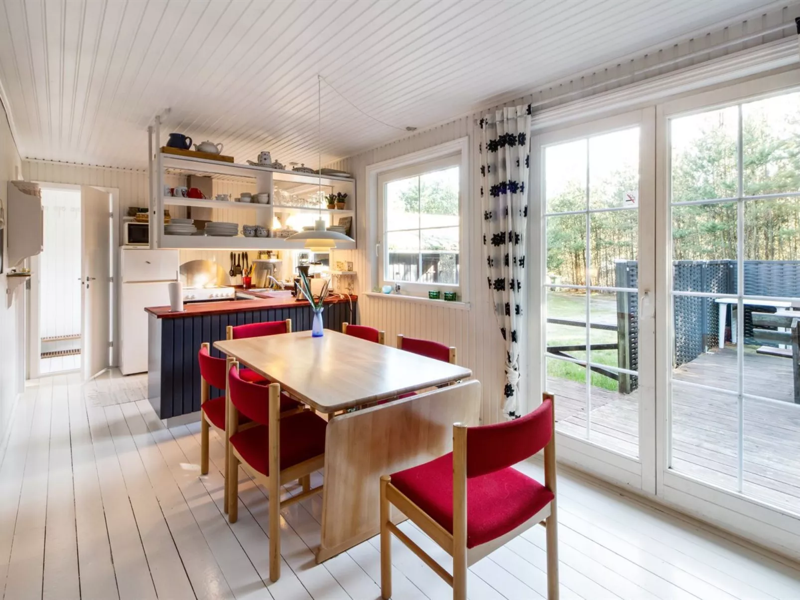 "Eimi" - 1.5km from the sea-Inside