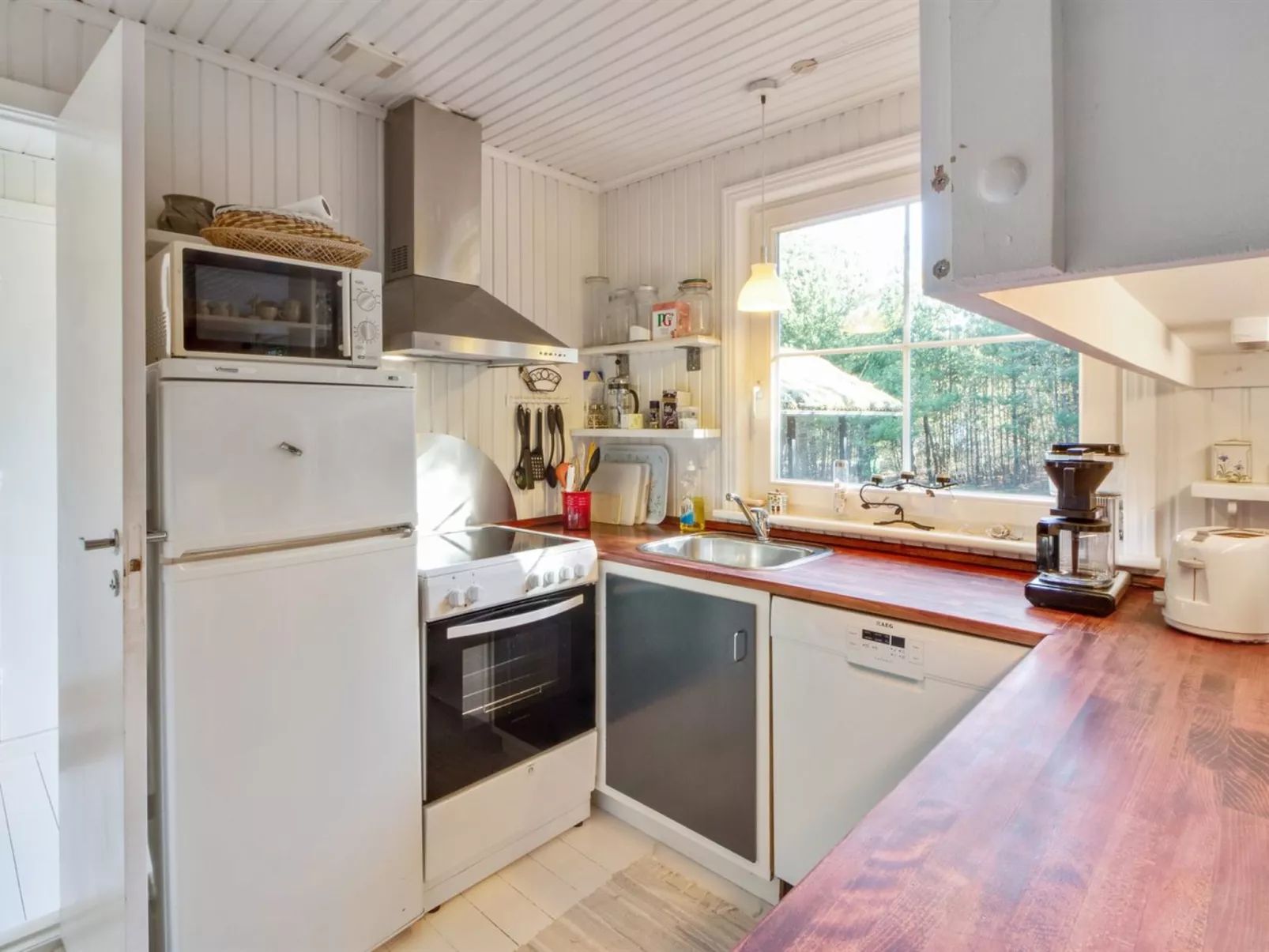 "Eimi" - 1.5km from the sea-Inside