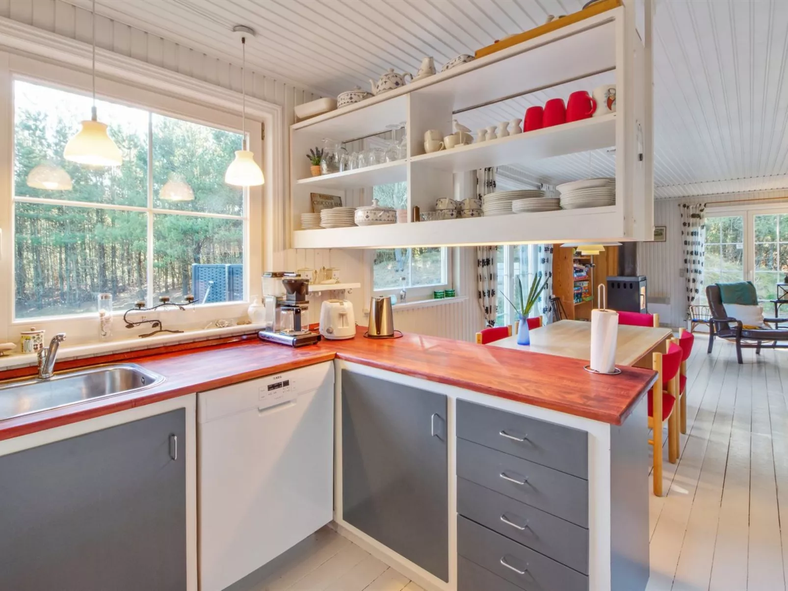 "Eimi" - 1.5km from the sea-Inside