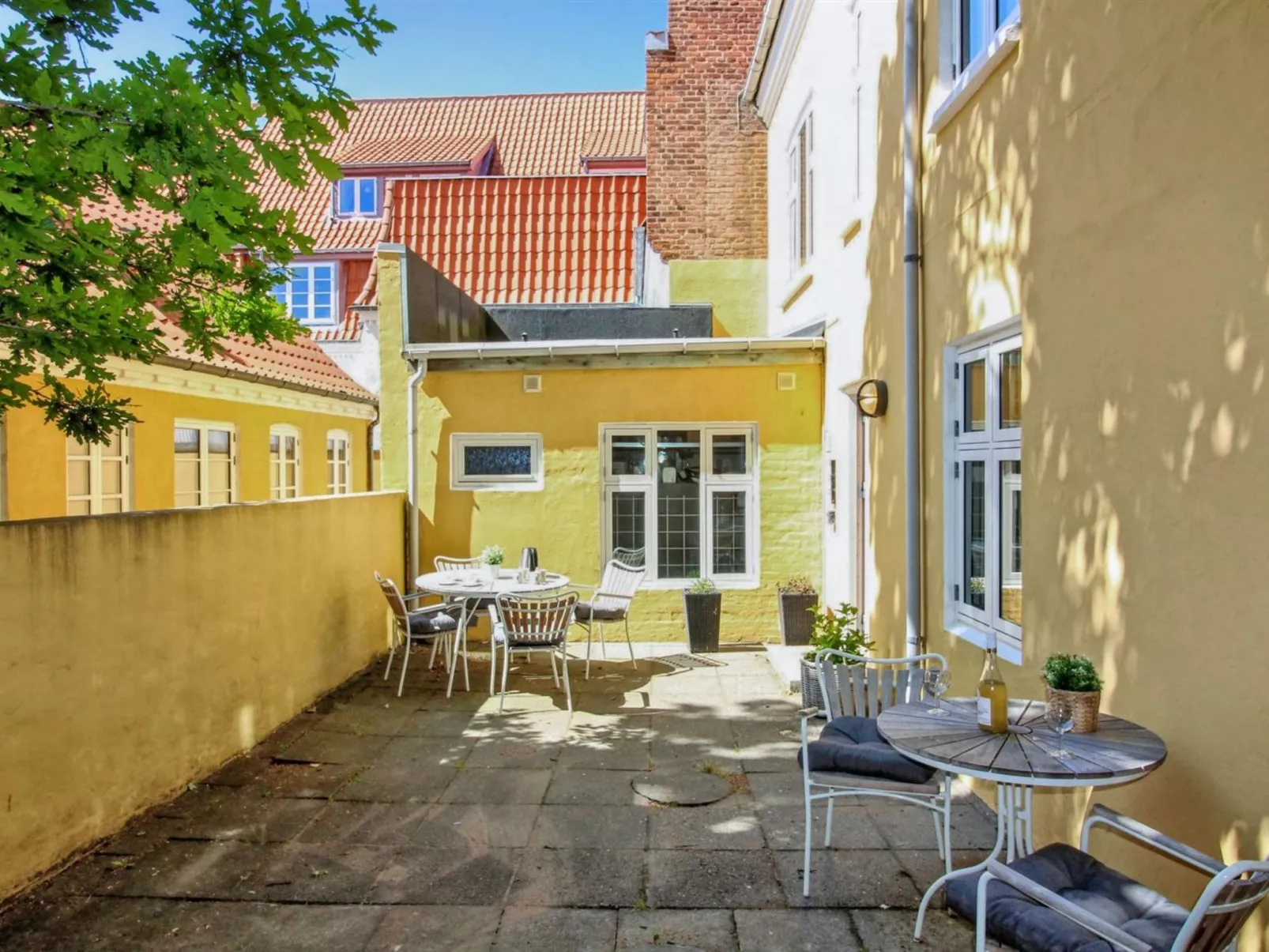 "Gyrth" - 250m from the sea-Inside