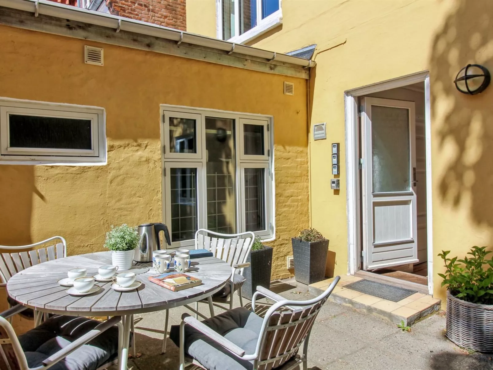"Gyrth" - 250m from the sea-Inside