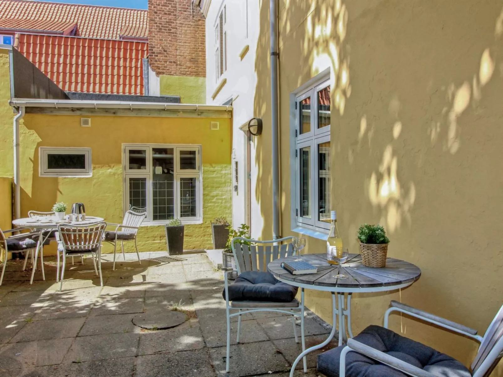 "Gyrth" - 250m from the sea-Inside