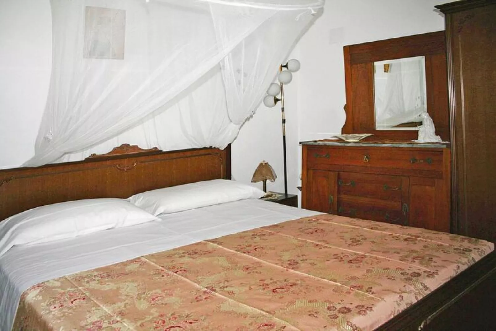 Holiday home dei Pavoni Montemaggiore con Piscina privata-Bedroom