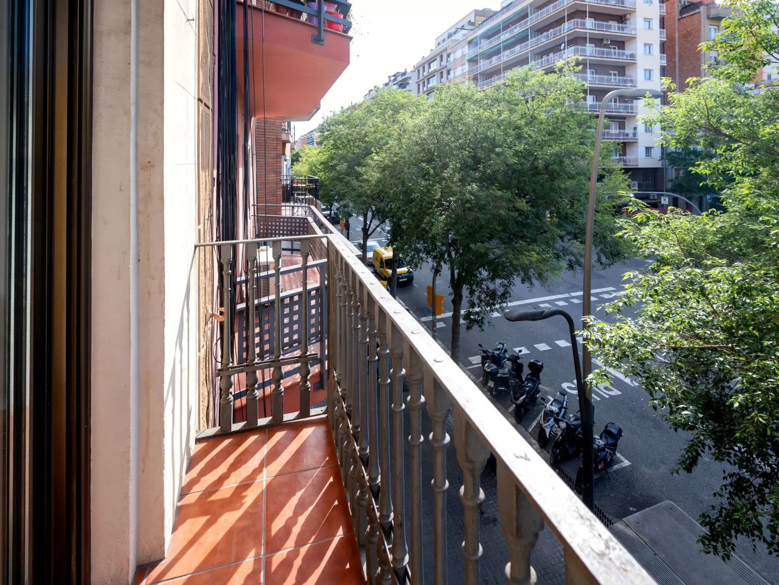 Sants-Montjuïc: Avenida Madrid-Outside