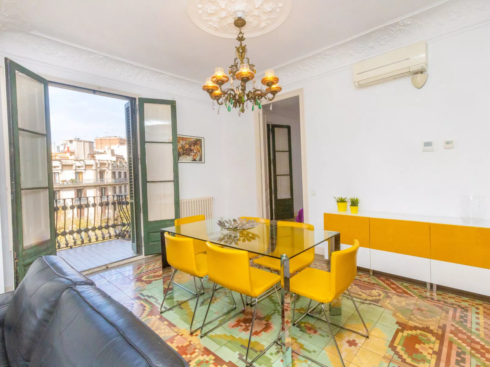 Eix.Dret:Roger de LLuria/Valencia-Inside