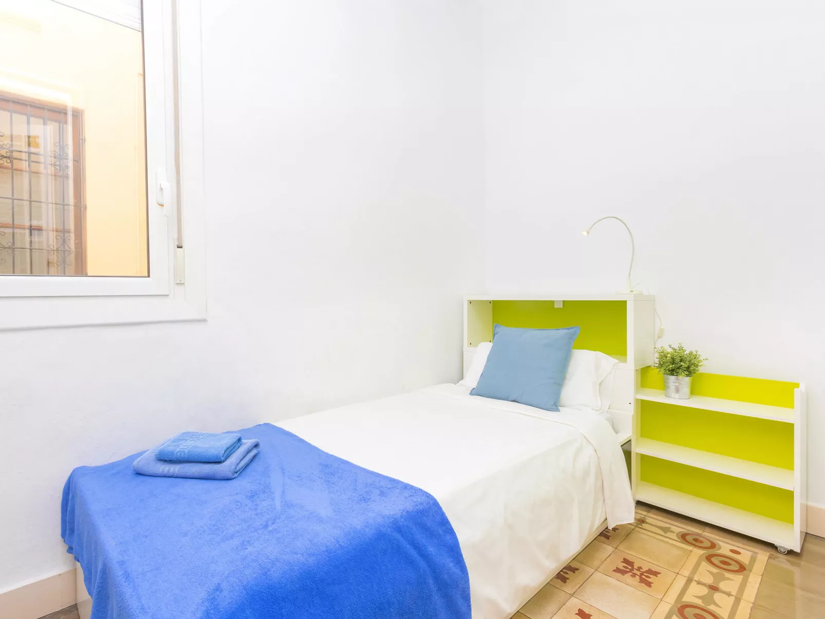 Eix.Dret:Roger de LLuria/Valencia-Inside