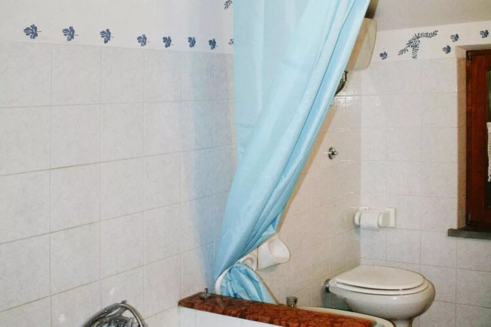 Holiday home dei Pavoni Montemaggiore con Piscina privata-Bathroom