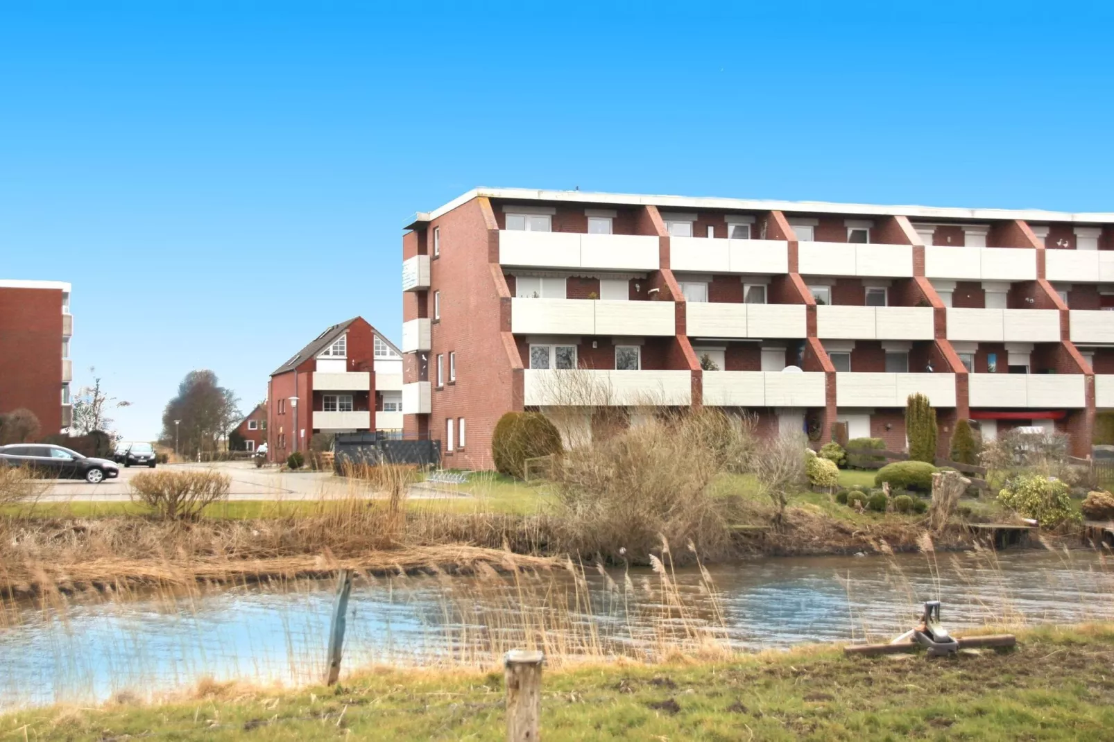 Ferienwohnung mit Balkon für Zwei in Dornumersiel-Exterior summer
