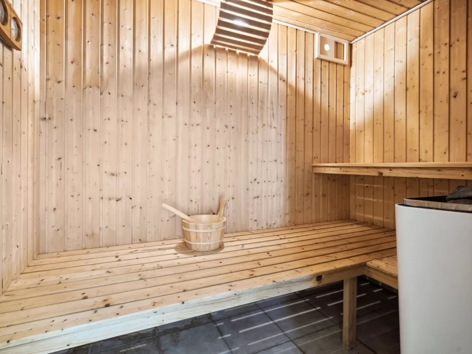 "Edin" - 150m from the sea-Drinnen