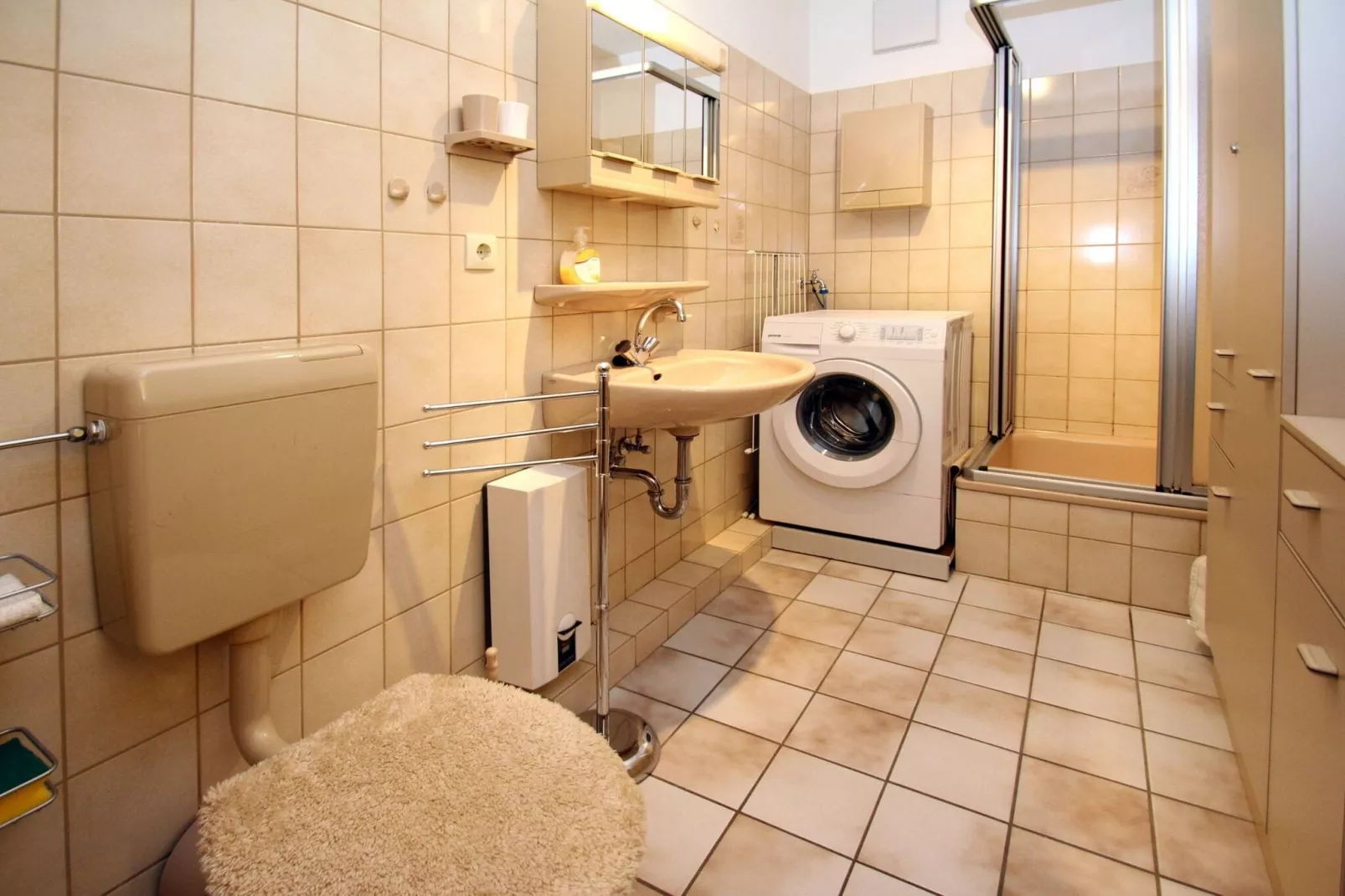 Ferienwohnung mit Balkon für Zwei in Dornumersiel-Bathroom