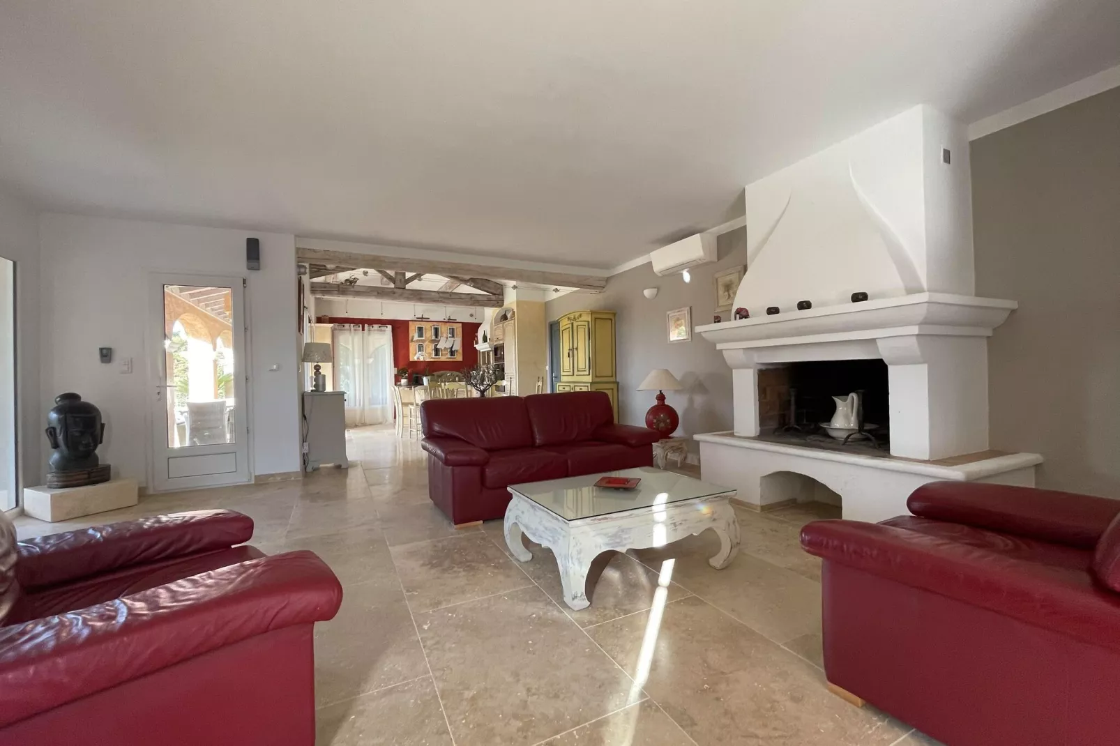 Comfortable villa with private pool-Living room