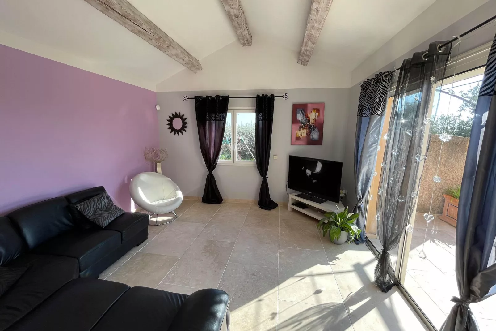 Comfortable villa with private pool-Living room