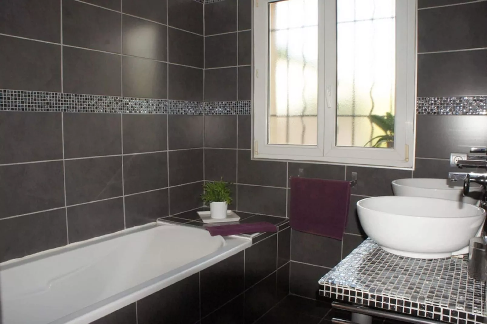 Comfortable villa with private pool-Bathroom