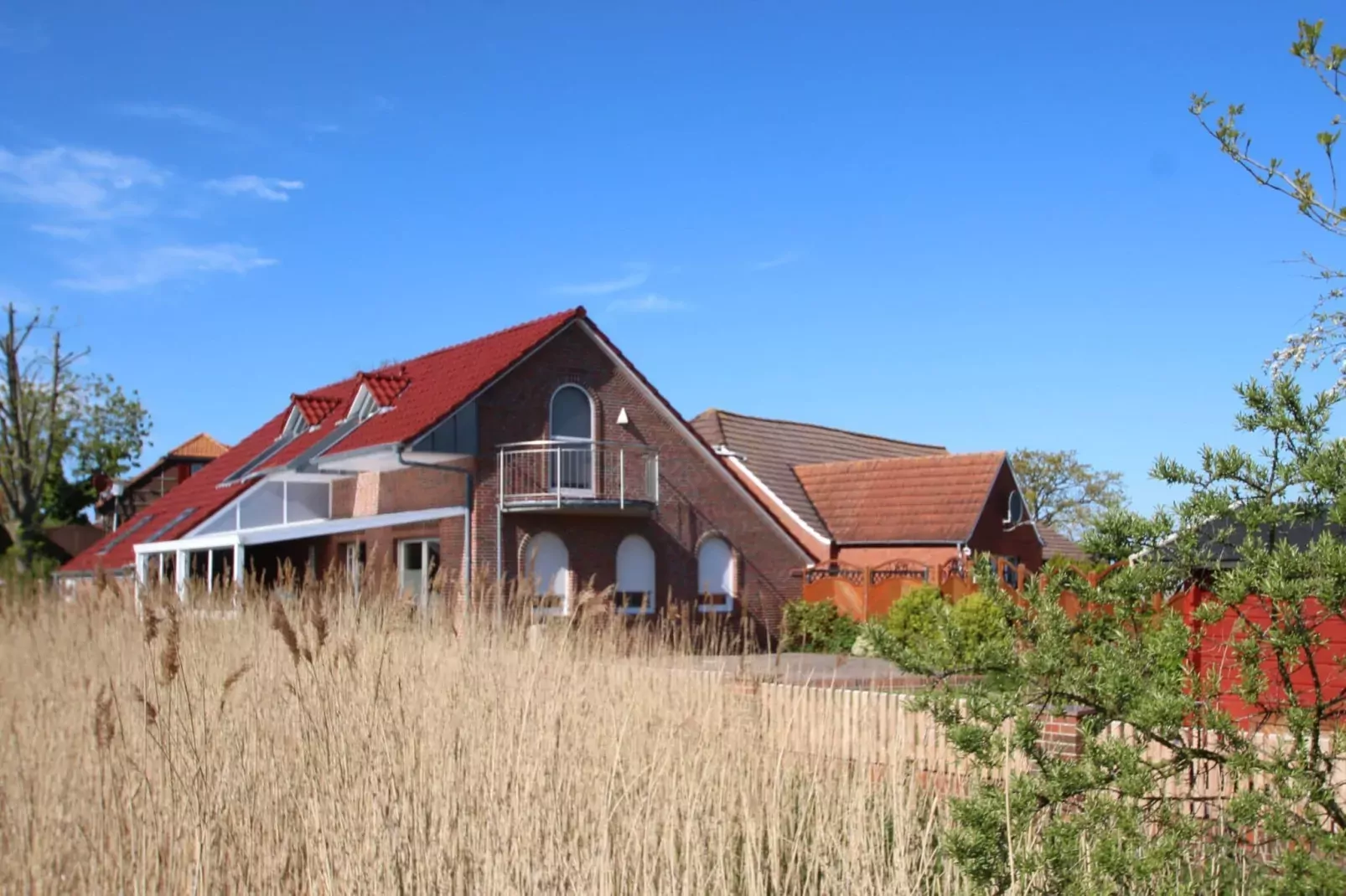 Großes Ferienhaus in ruhiger Lage mit Feldblick-Exterior summer
