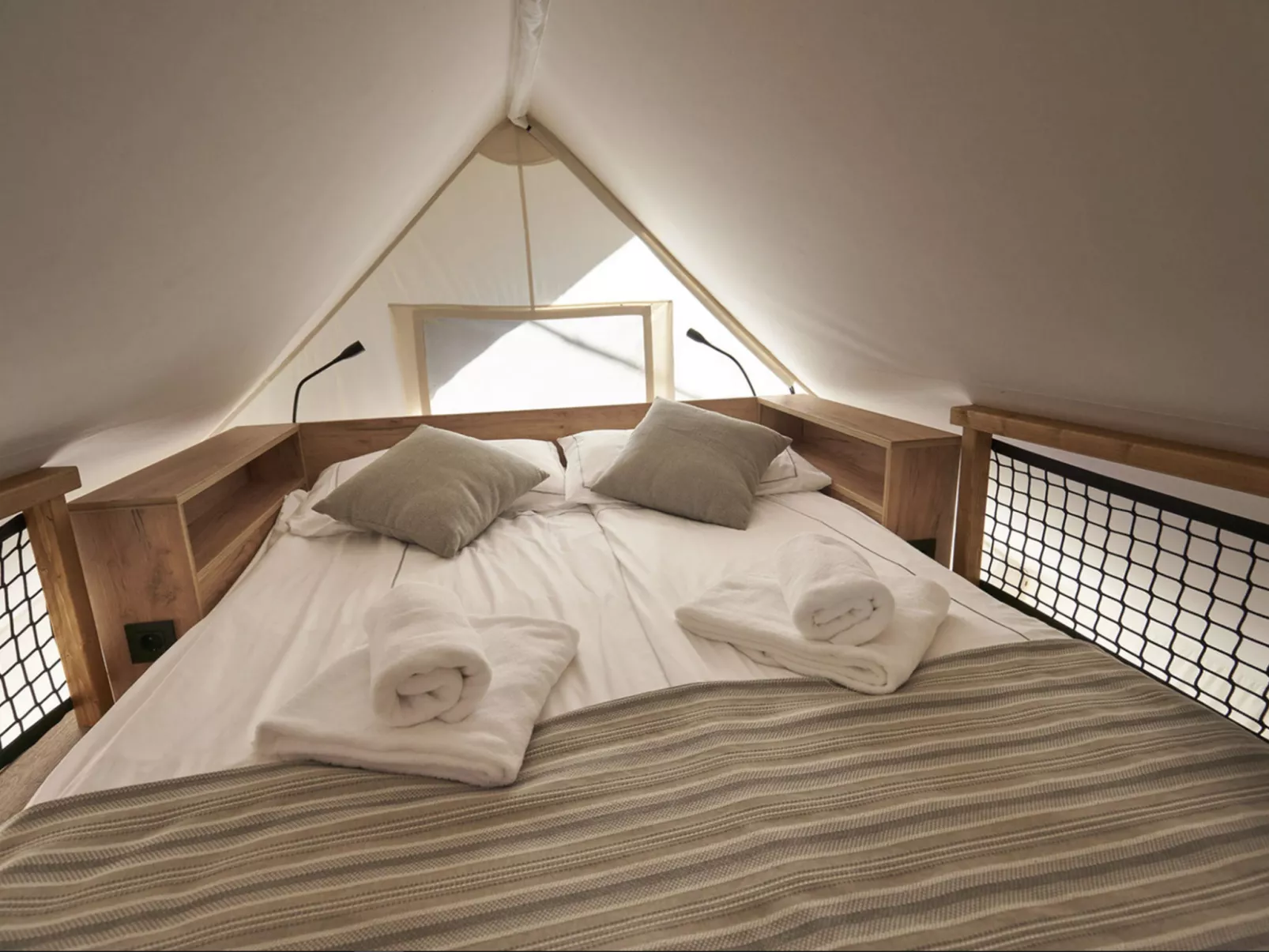 Glampingtent Kiezel Lodge 4-Inside