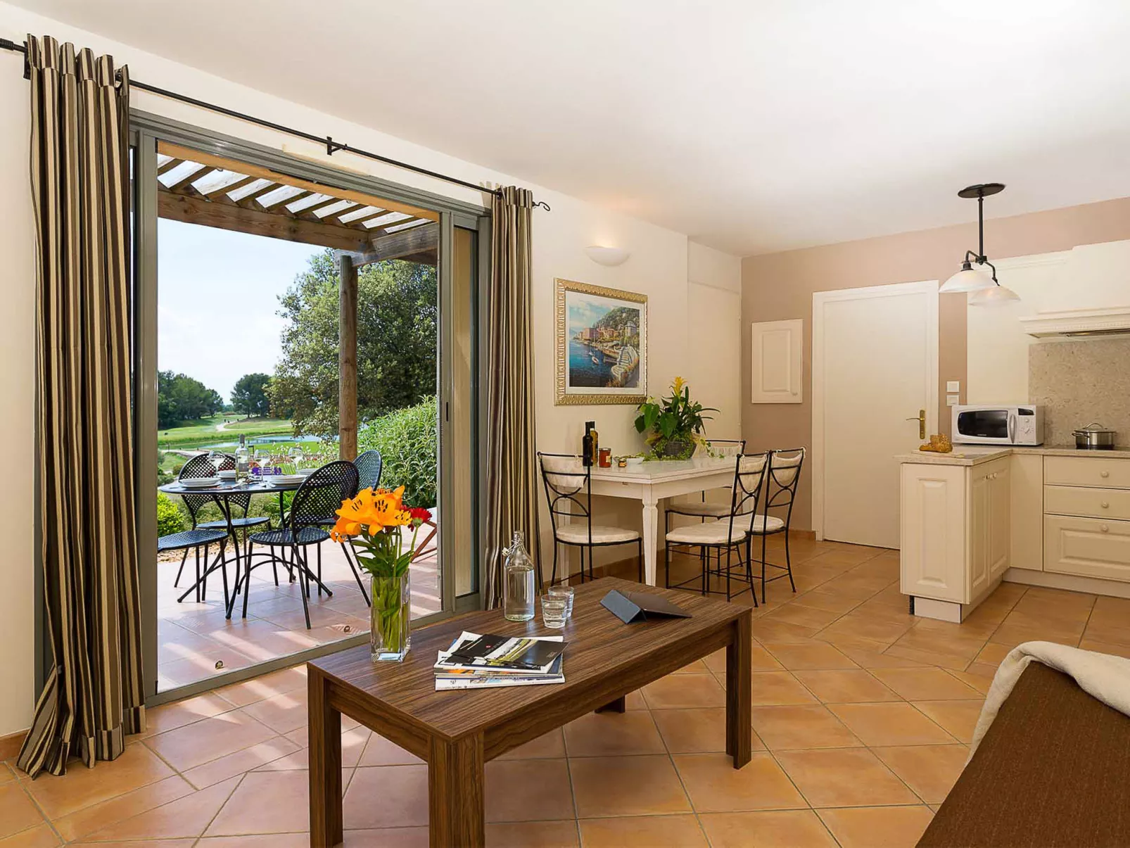 Provence Country Club-Dedans