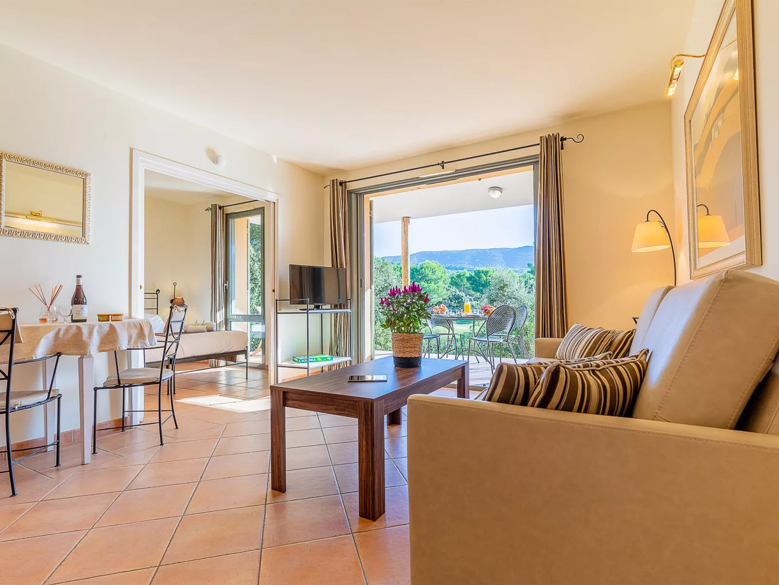 Provence Country Club-Dedans