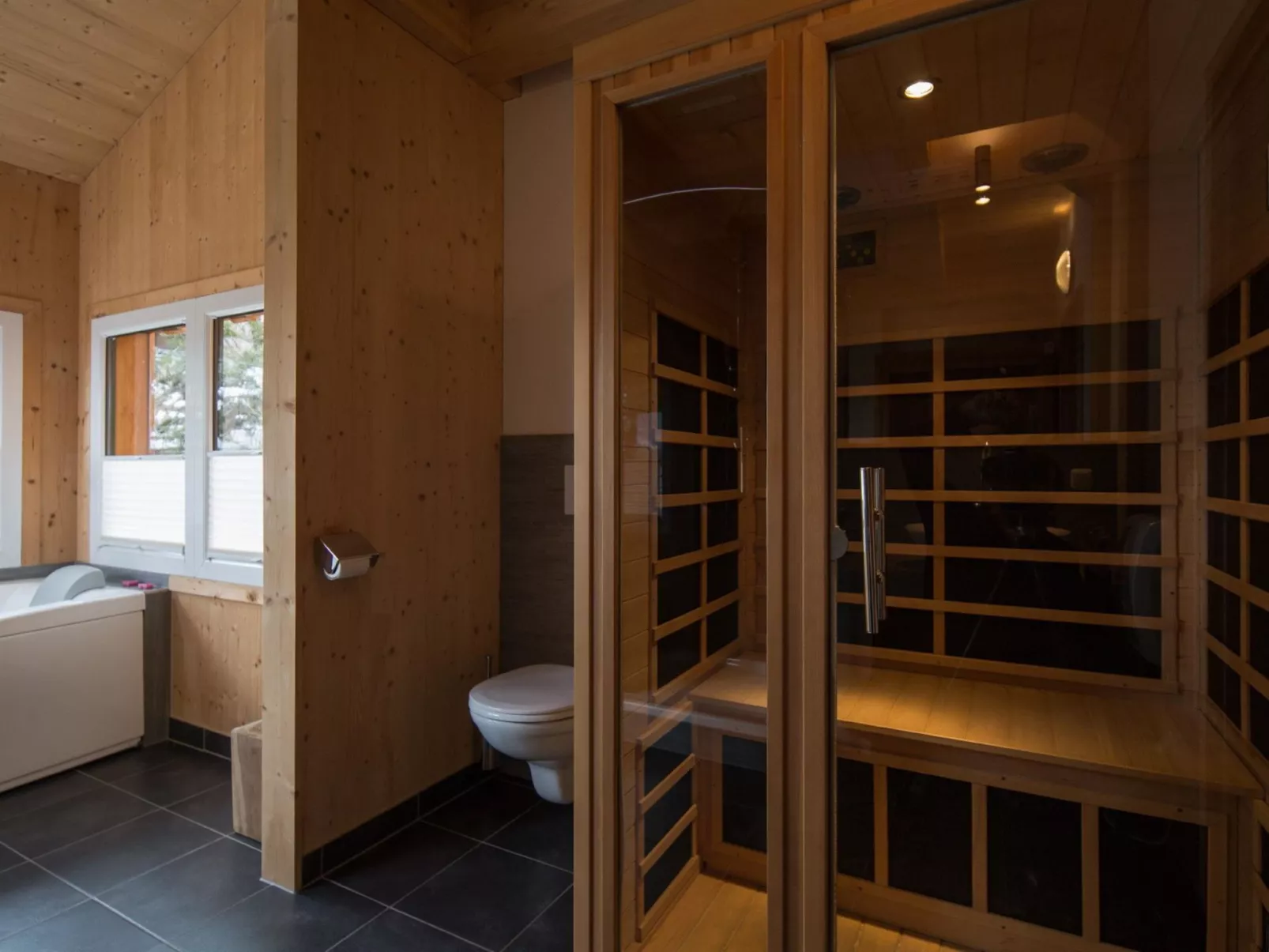 #5 mit IR-Sauna&Sprudelbad innen-Inside