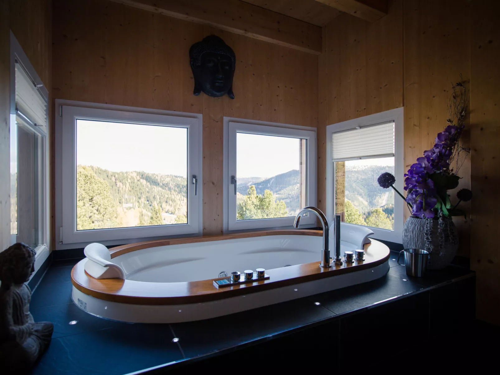# 6 mit IR-Sauna und Sprudelwanne Innen-Inside