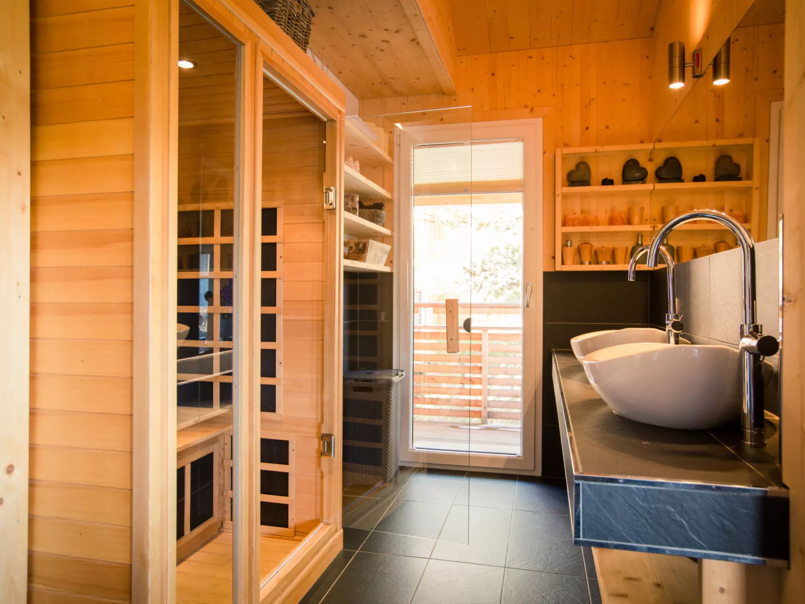 # 6 mit IR-Sauna und Sprudelwanne Innen-Inside