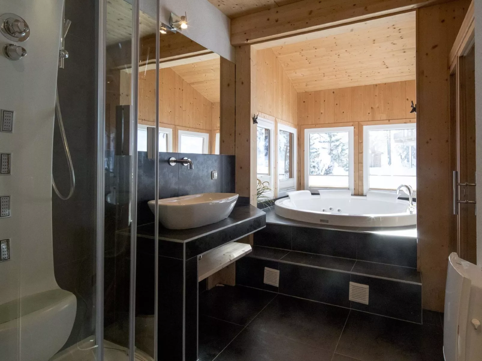 #11 mit IR-Sauna & Sprudelwanne Innen-Inside