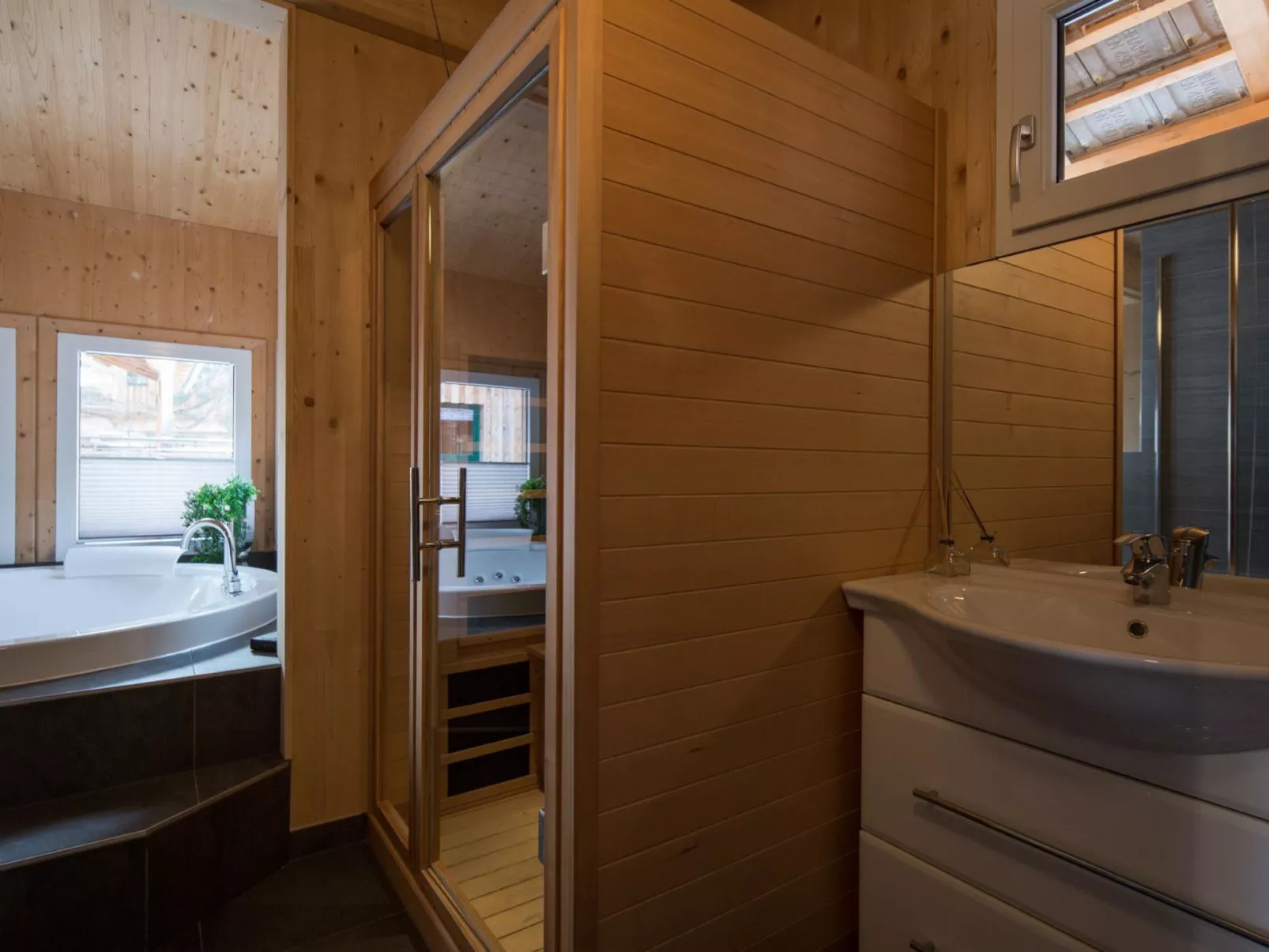 #16 mit IR-Sauna&Sprudelbad innen-Inside