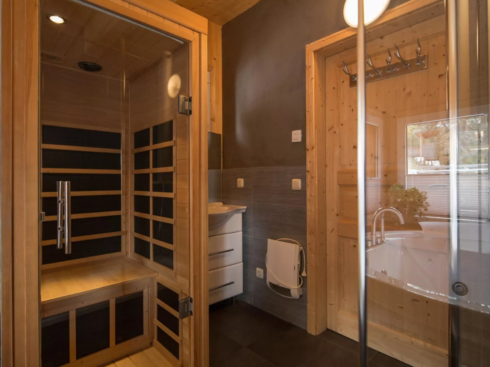 #16 mit IR-Sauna&Sprudelbad innen-Inside