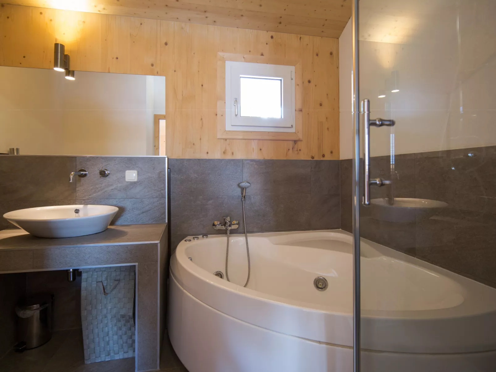 #18 mit Sauna und Sprudelbad innen-Drinnen