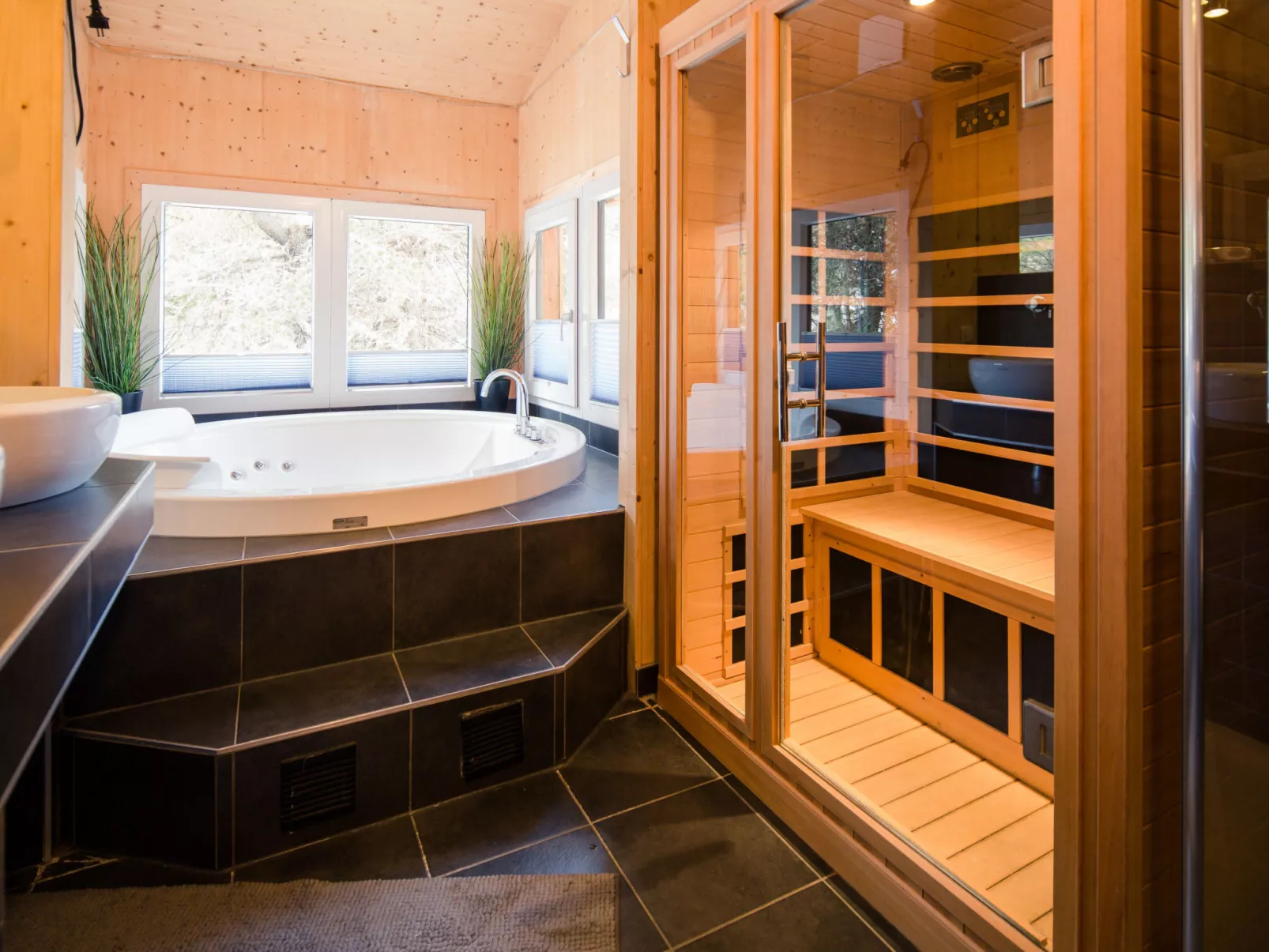 #23 mir IR-Sauna und Sprudelbad Innen-Inside