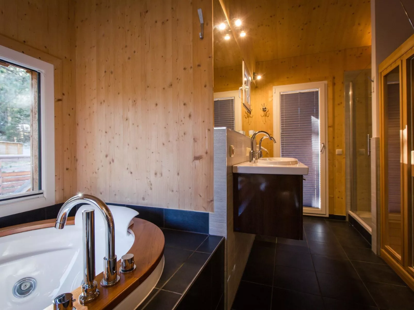 #24 mit IR-Sauna & Sprudelwanne Innen-Inside