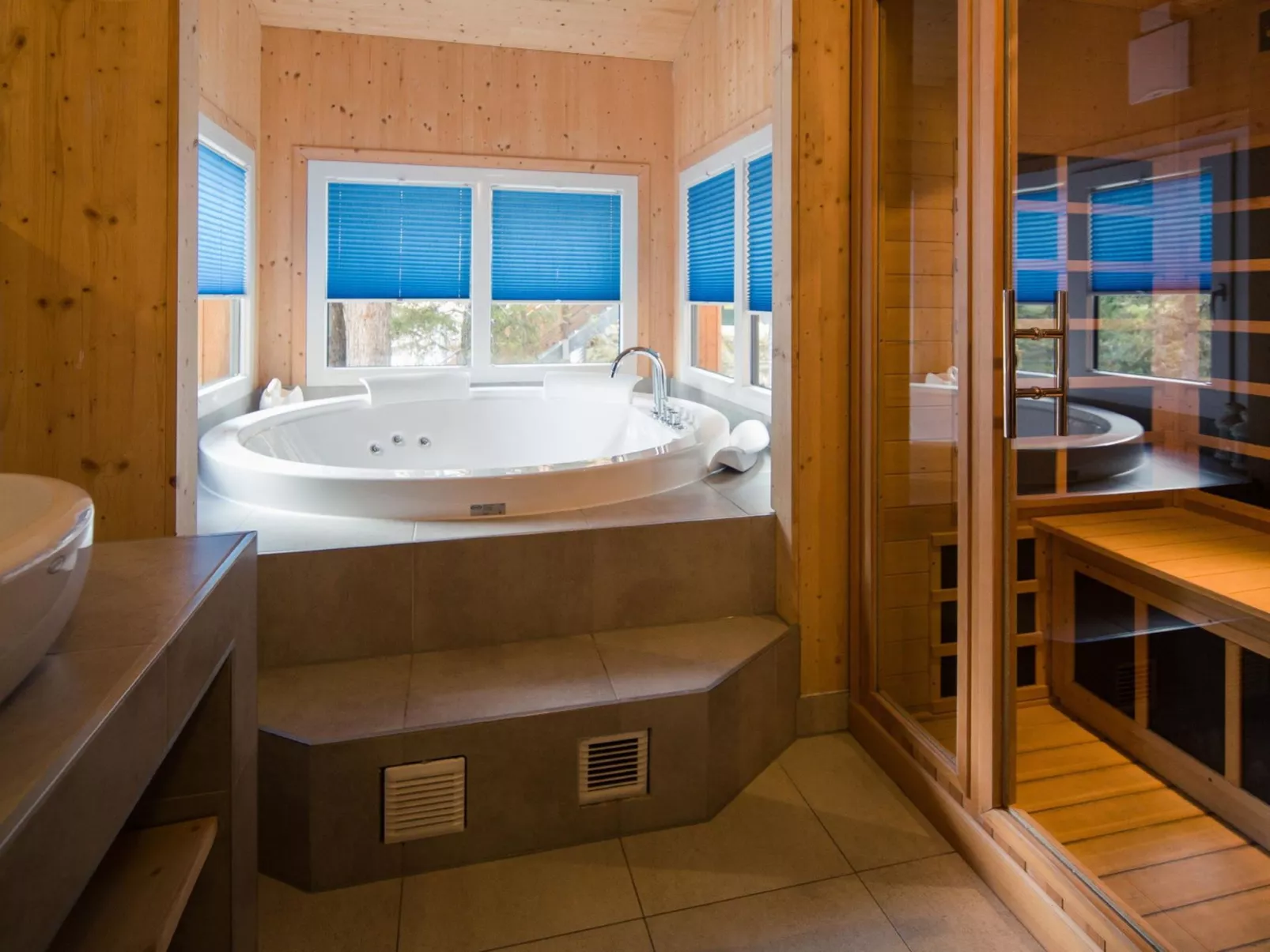 #27 mit IR-Sauna und Sprudelbad Innen-Inside
