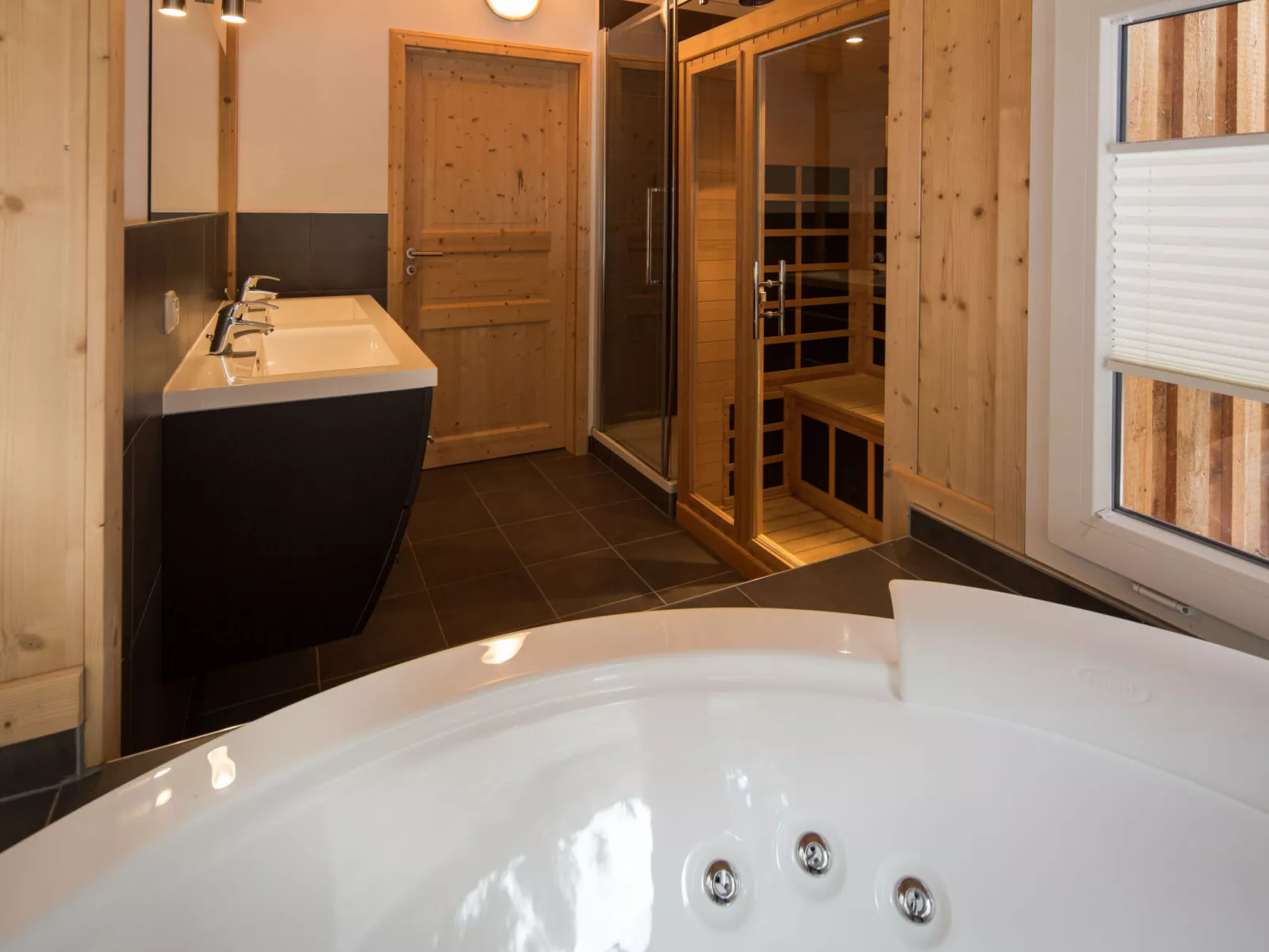 #31 mit IR-Sauna und Sprudelbad innen-Drinnen