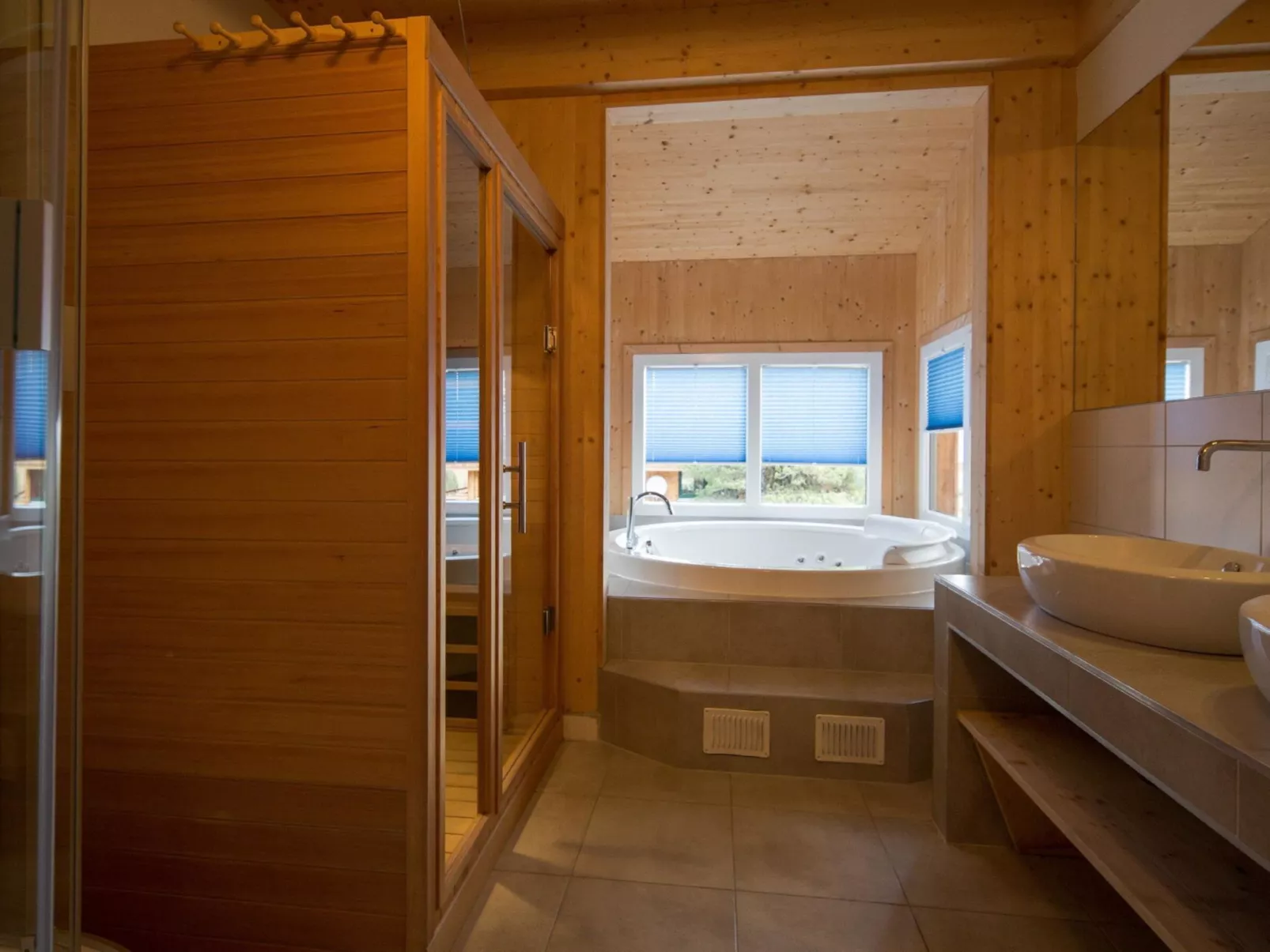 #29 mit IR-Sauna und Sprudelbad Innen-Inside