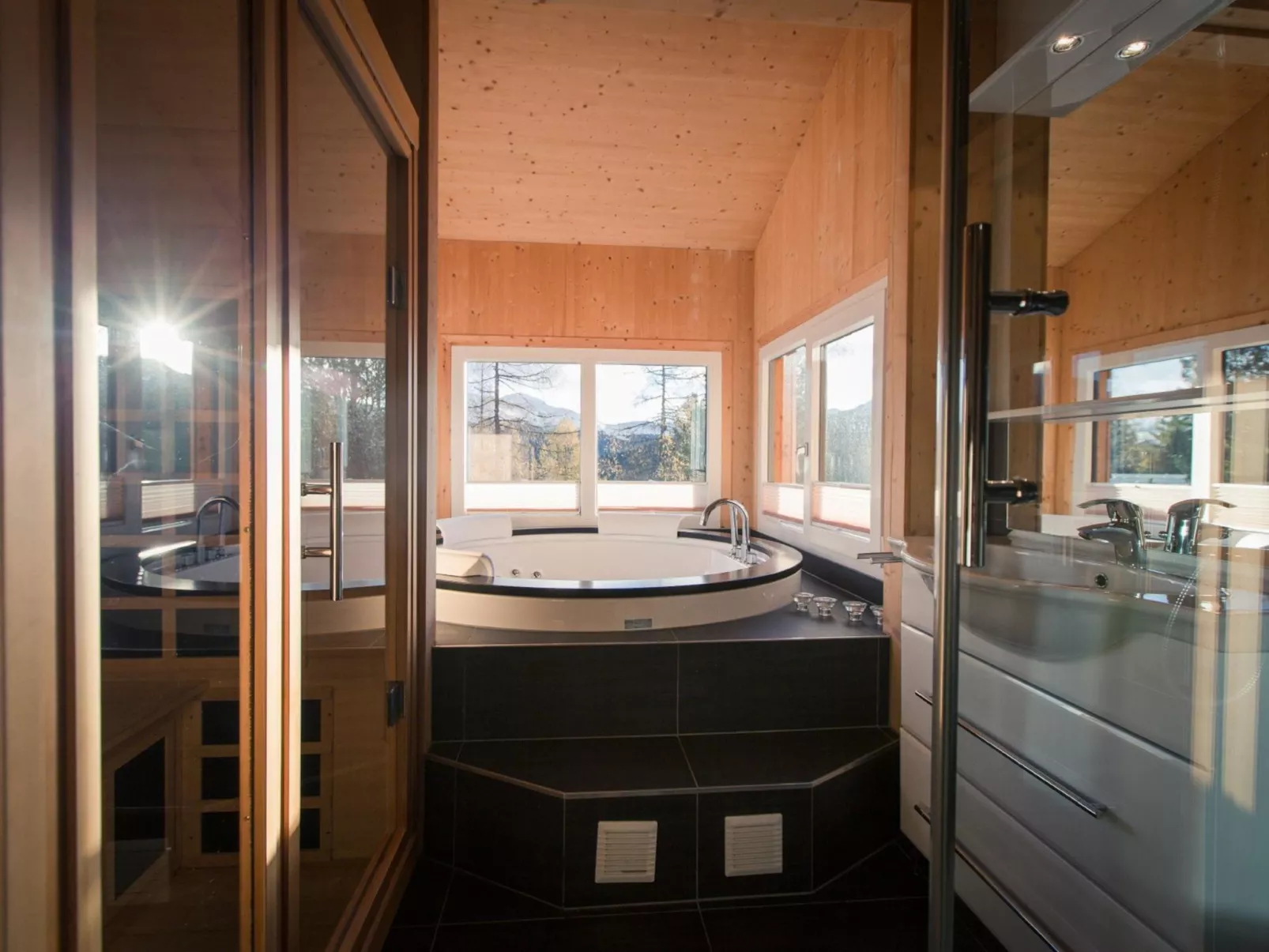 #40 mit IR-Sauna & Sprudelwanne Innen-Inside