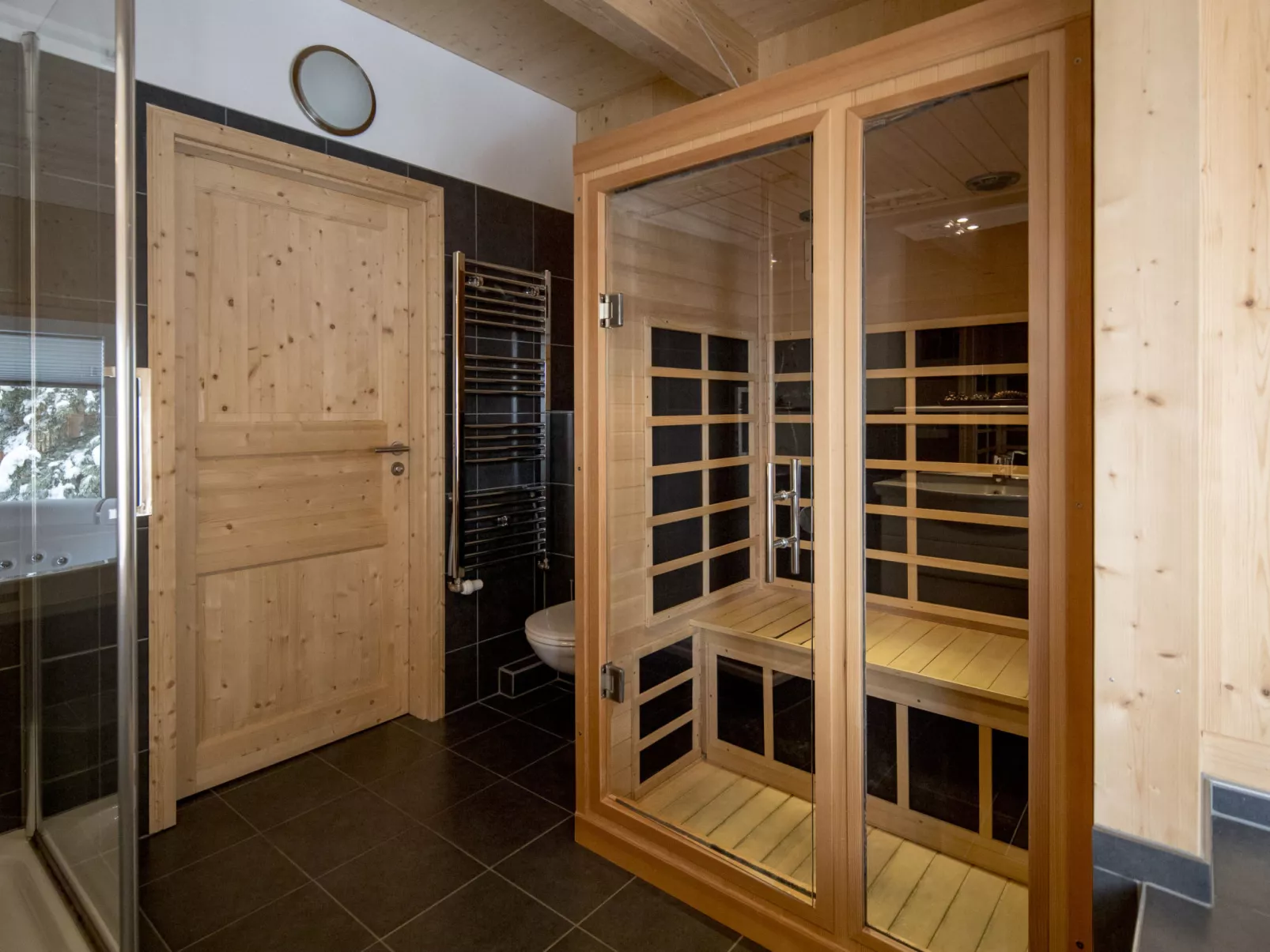 #45 mit IR-Sauna und Sprudelbad innen-Inside