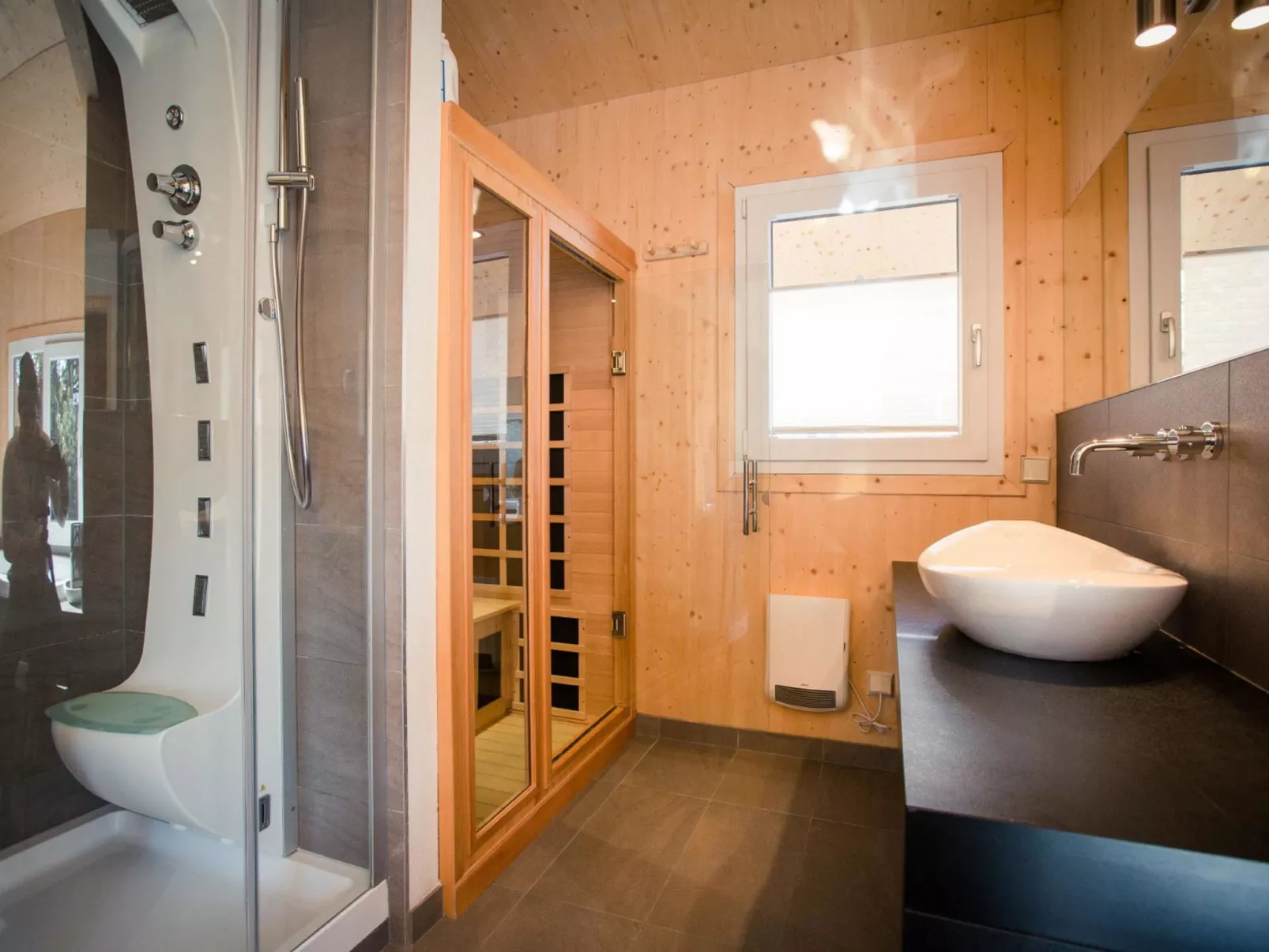 #49 mit IR-Sauna & Sprudelwanne Innen-Inside