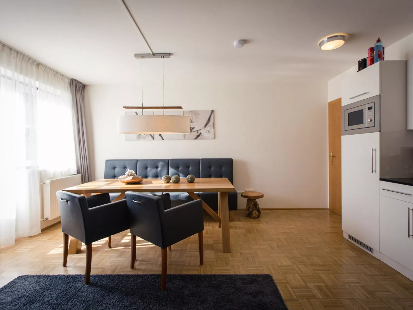 #12 mit Balkon-Drinnen