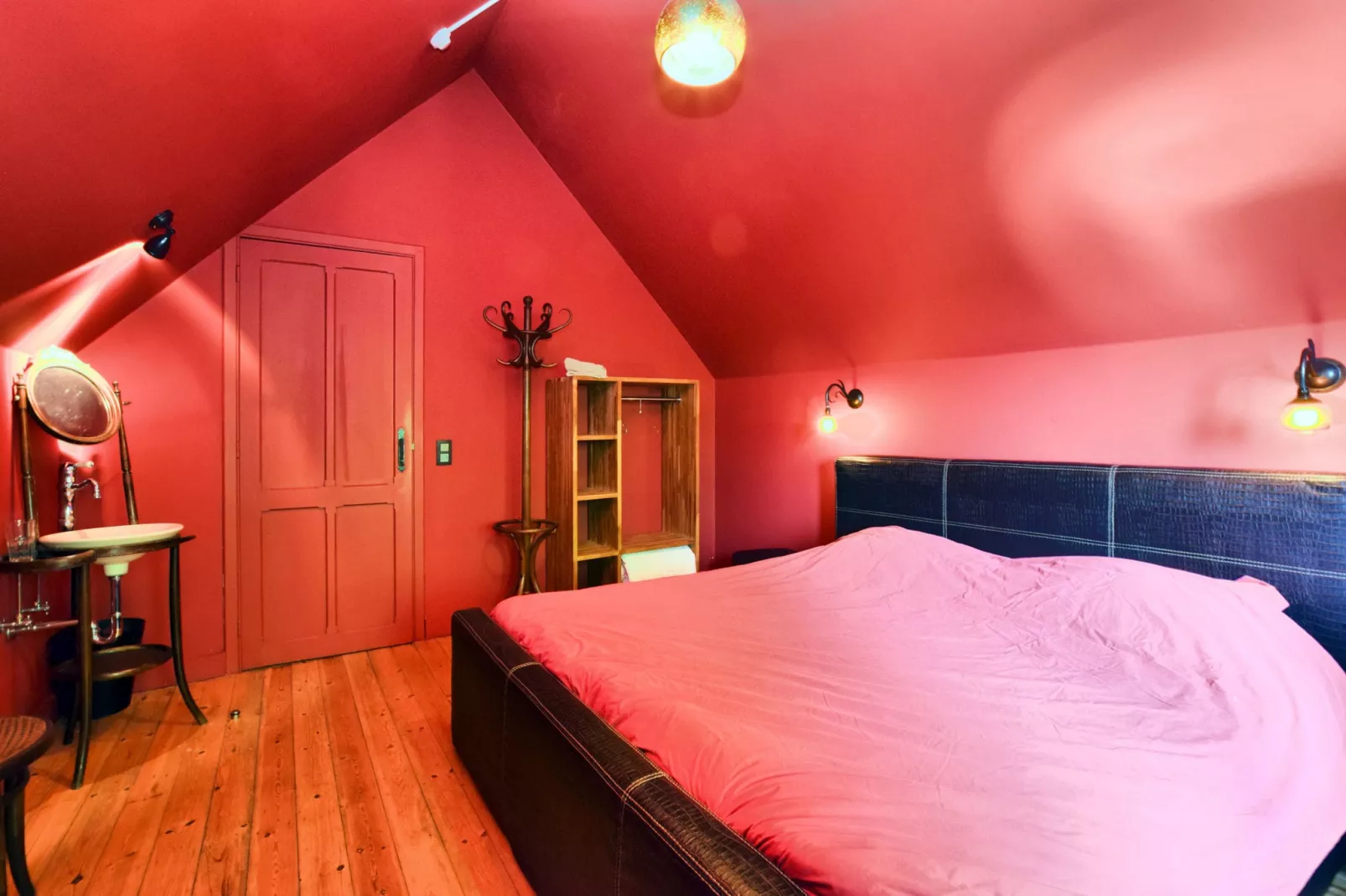 Lumen 7-Bedroom