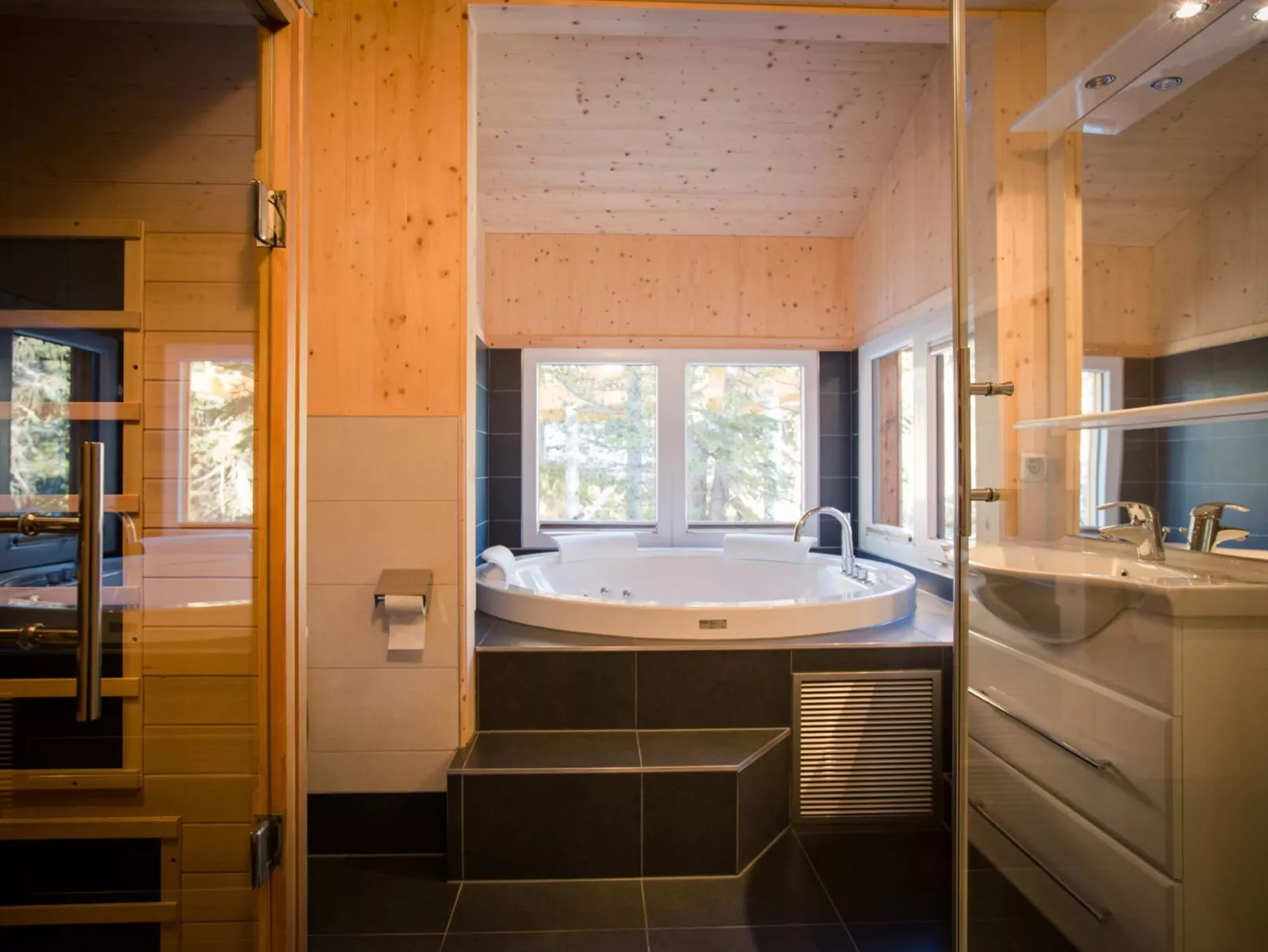 47# mit IR-Sauna& Sprudelbad Innen-Inside