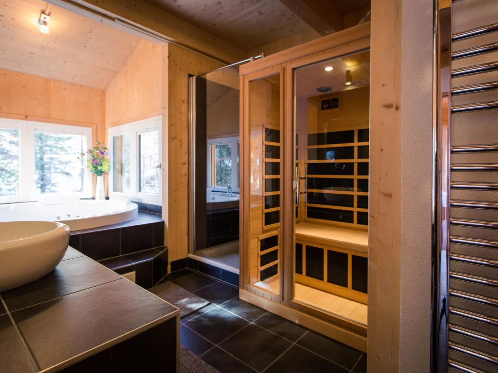 #21 mit IR-Sauna und Whirlpool-Drinnen