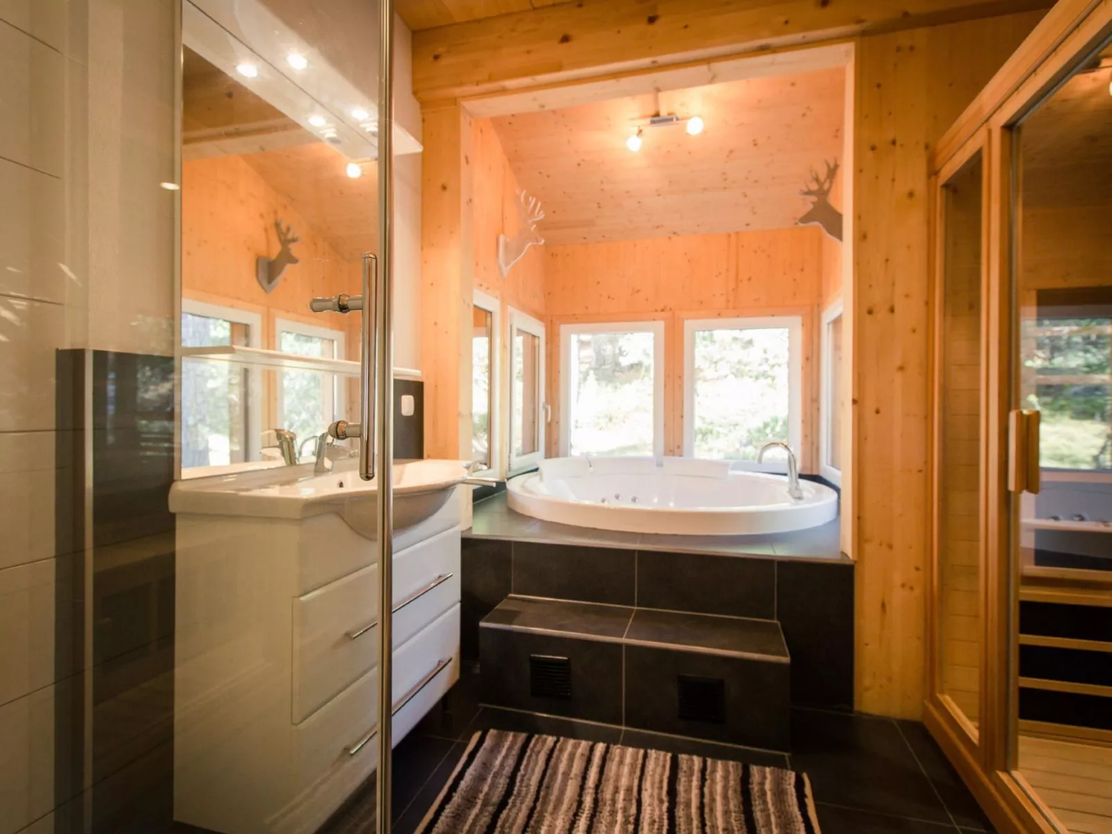 #39 mit IR-Sauna und Sprudelbad Innen-Dedans