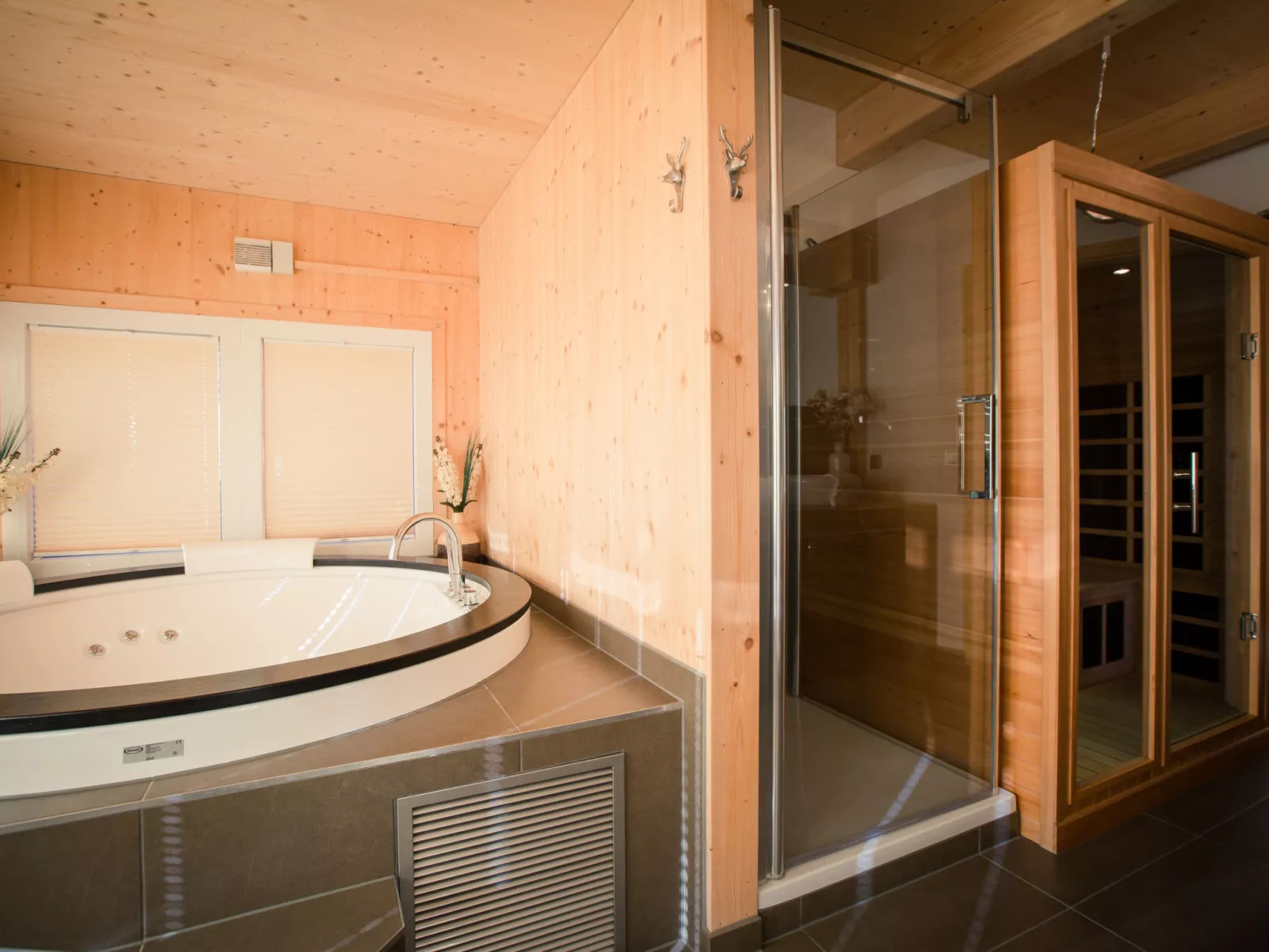 #48 mit IR-Sauna und Sprudelbad aussen-Inside