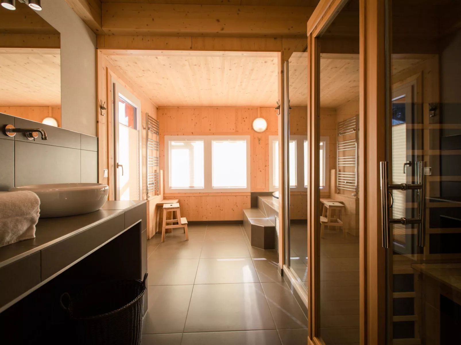 #48 mit IR-Sauna und Sprudelbad aussen-Inside