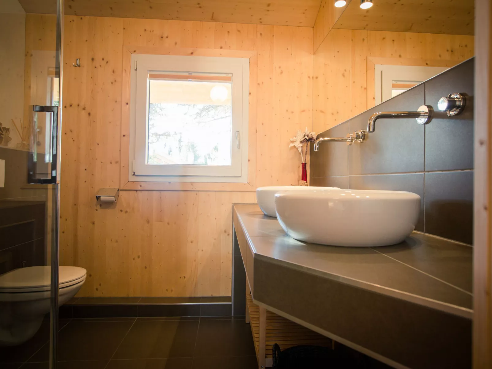 #48 mit IR-Sauna und Sprudelbad aussen-Inside