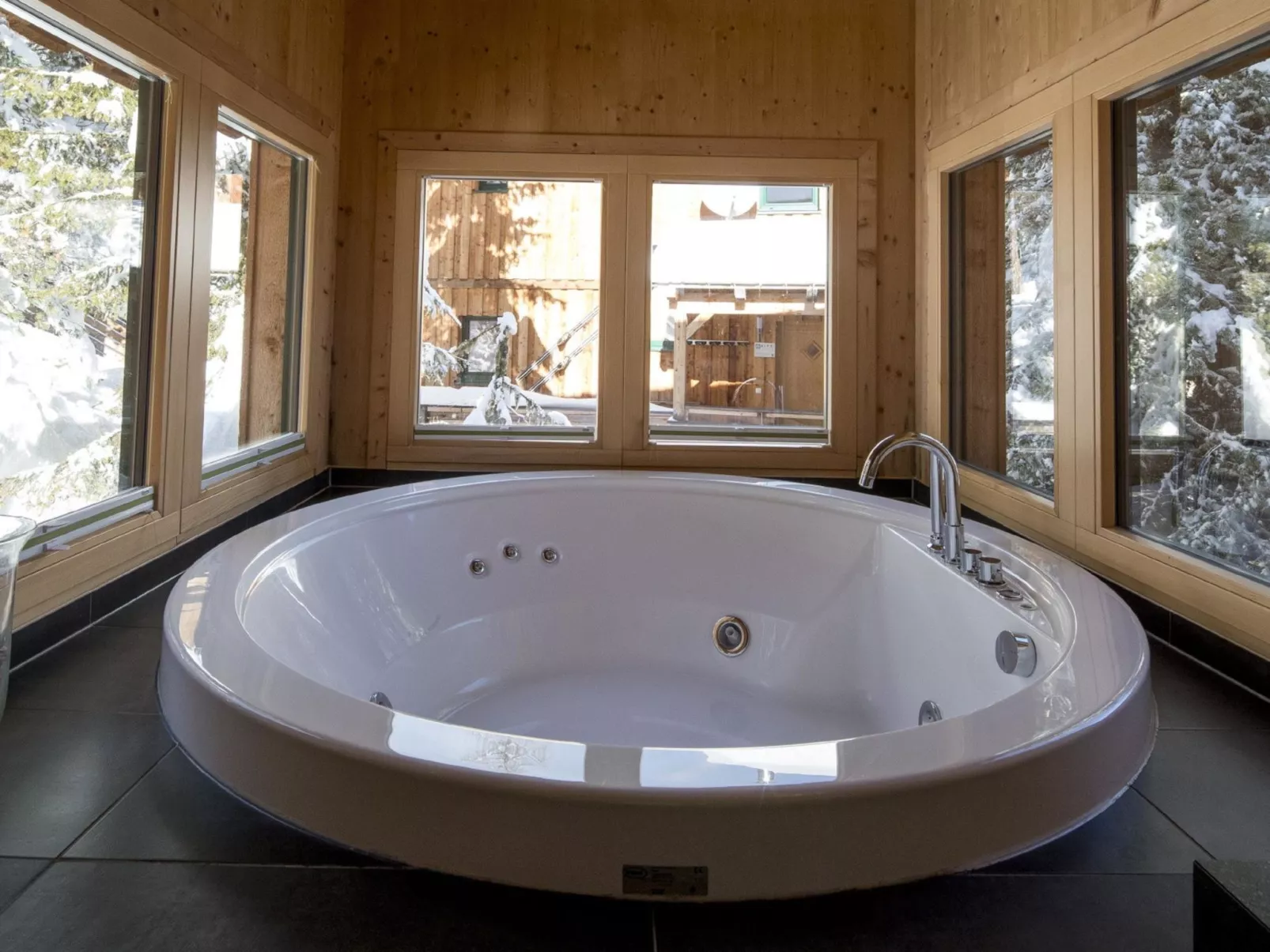 #32 mit IR-Sauna & Sprudelwanne Innen-Inside