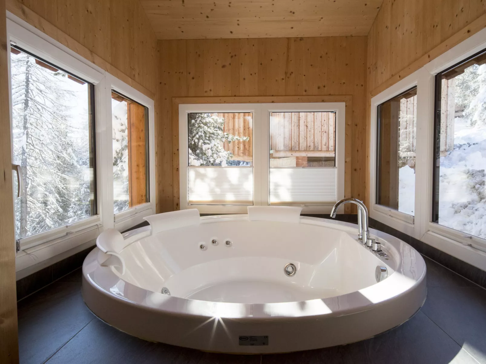 #28 mit Sauna und Sprudelbad innen-Inside