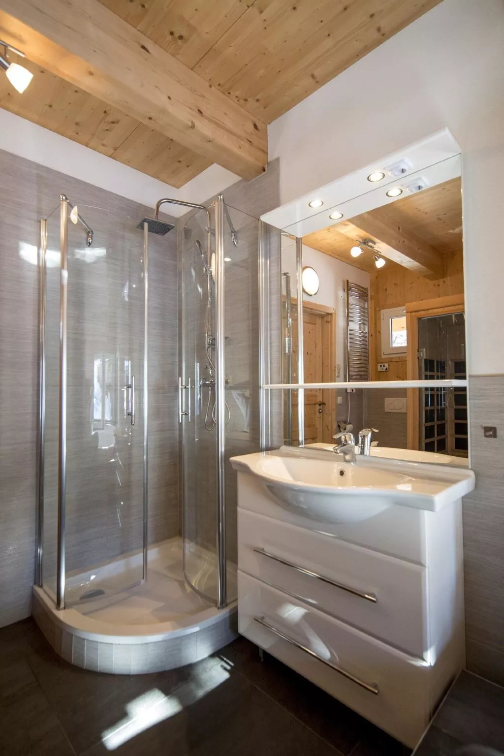 #30 mit IR-Sauna & Sprudelbad innen-Inside