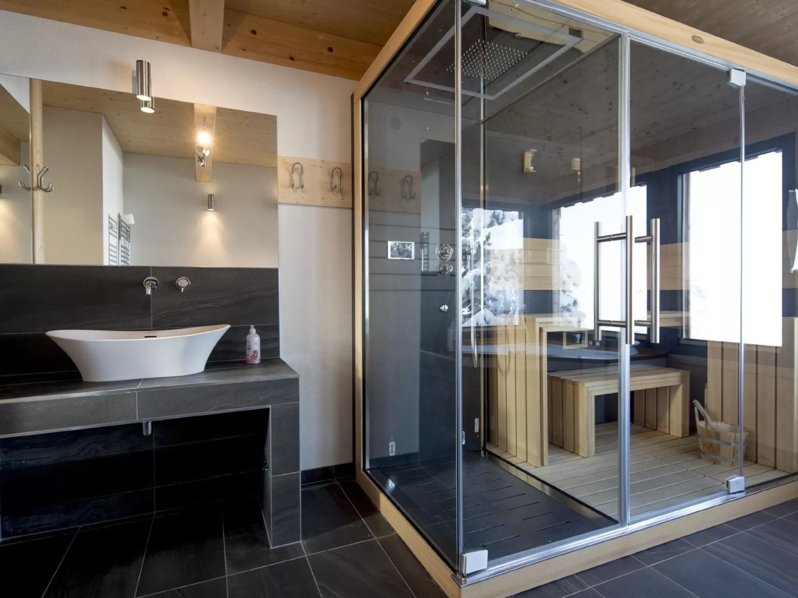 #3 mit IR-Sauna & Sprudelwanne-Inside