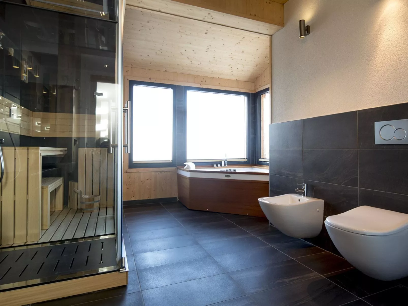 #3 mit IR-Sauna & Sprudelwanne-Inside