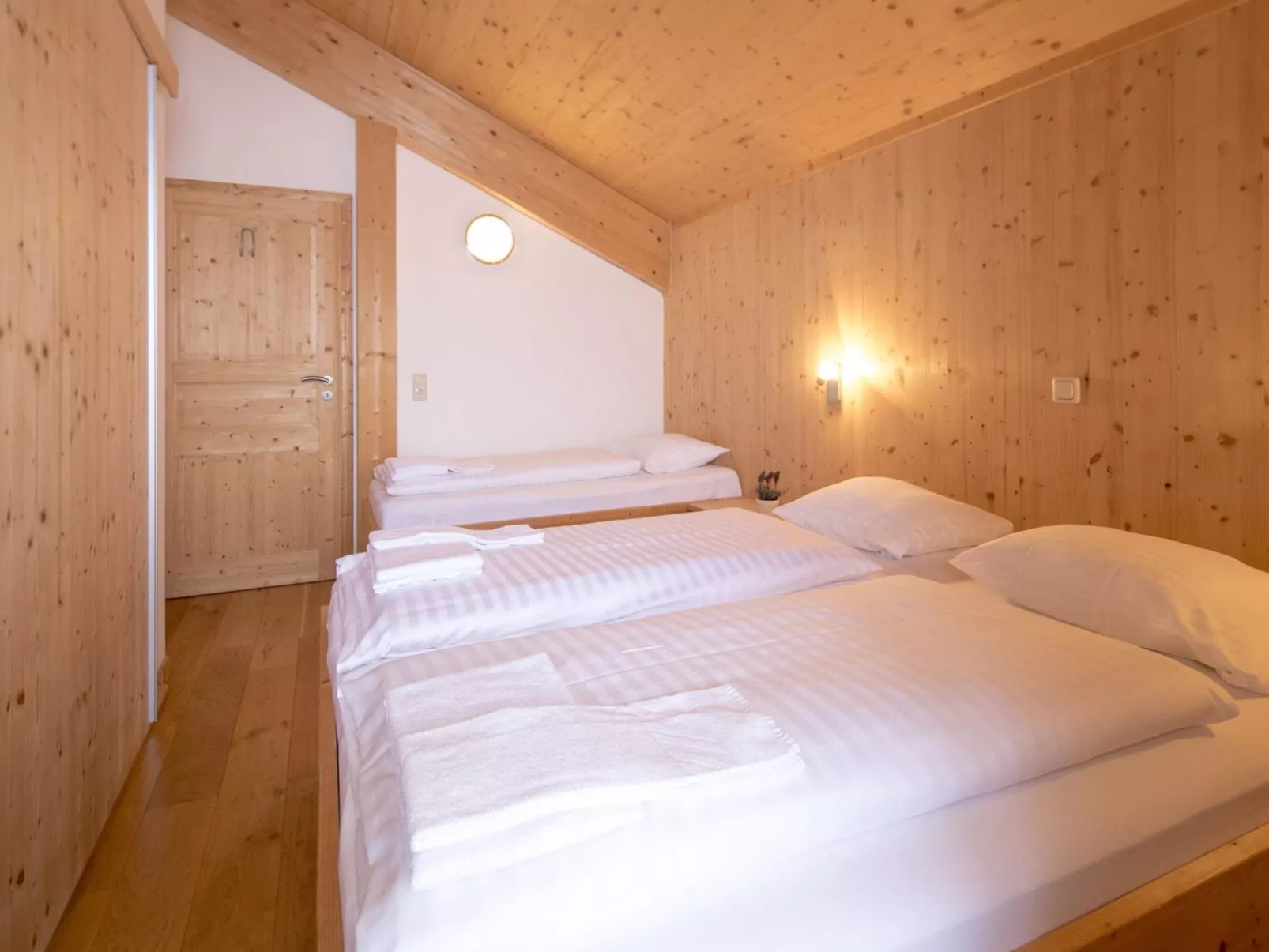 #4 mit IR-Sauna & Sprudelwanne innen-Inside